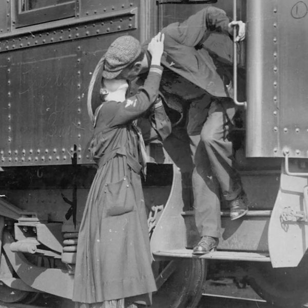 Soldado norte-americano diz adeus a sua esposa, antes de partir para a 1ª Guerra Mundial.