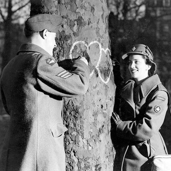 Casal comemora o Dia dos Namorados de 1944.