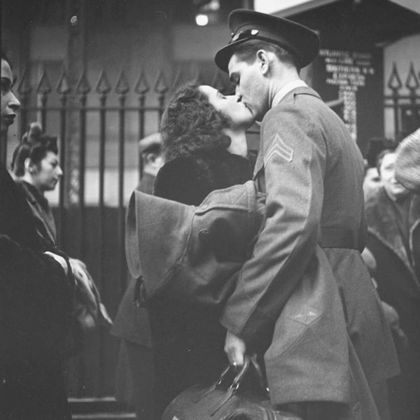 Casal se beija antes do embarque de tropas em 1943