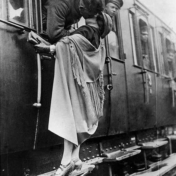 Soldado beija a namorada antes do embarque para a 1ª Guerra Mundial, em 1922.