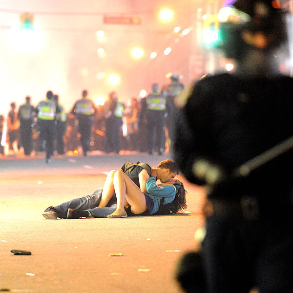 Casal se beija durante protesto após partida de hóquei no gelo em Vancouver.