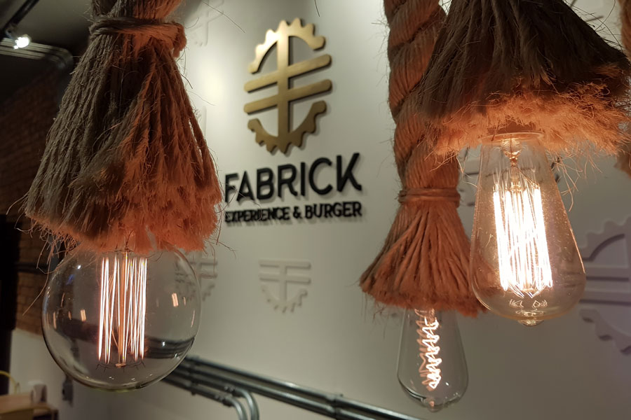 fabrick-experience-burger-hamburgueria-review-resenha-tatuape-gastronomia-sao-paulo-decoracao-industrial-minimalista