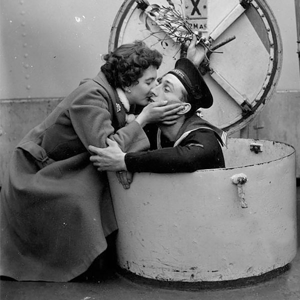 D. Brown beija seu noivo Terry, marinheiro a bordo do HMS Wakeful, em 1955.