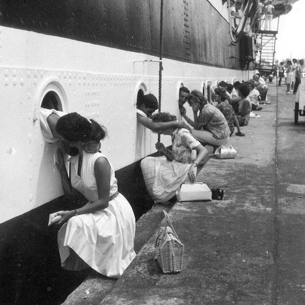 Casais se beijam antes do embarque de tropas para o Egito, em 1963.