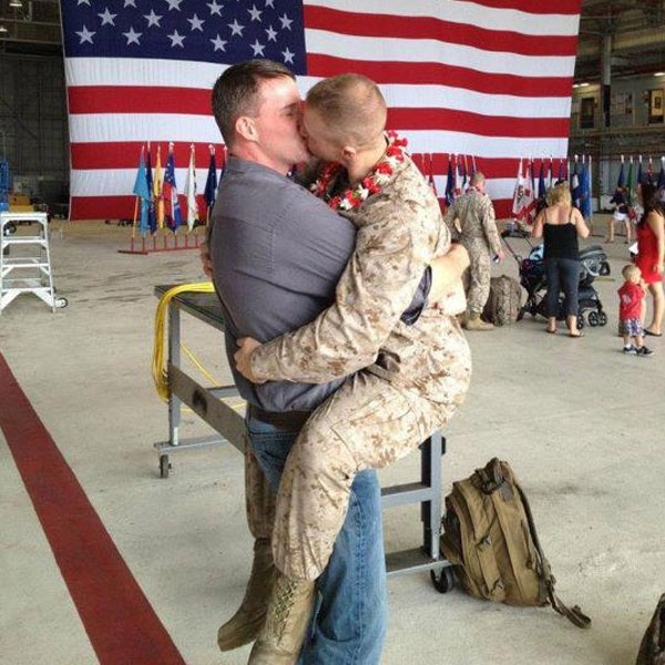 Sargento Brandon Morgan reencontra o namorado após 5 meses no Afeganistão, em 2012.
